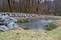 Bild Neu geschaffene Wasserfläche und Trockenmauer in der Nähe des ehemaligen Gasthauses "Tigerwirt" Bild Neu geschaffene Wasserfläche und Trockenmauer in der Nähe des ehemaligen Gasthauses "Tigerwirt"