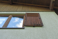 Bild Fensterladen und Untersichtschalung als Spaltenquartiere für Fledermäuse an Gebäuden Bild Fensterladen und Untersichtschalung als Spaltenquartiere für Fledermäuse an Gebäuden